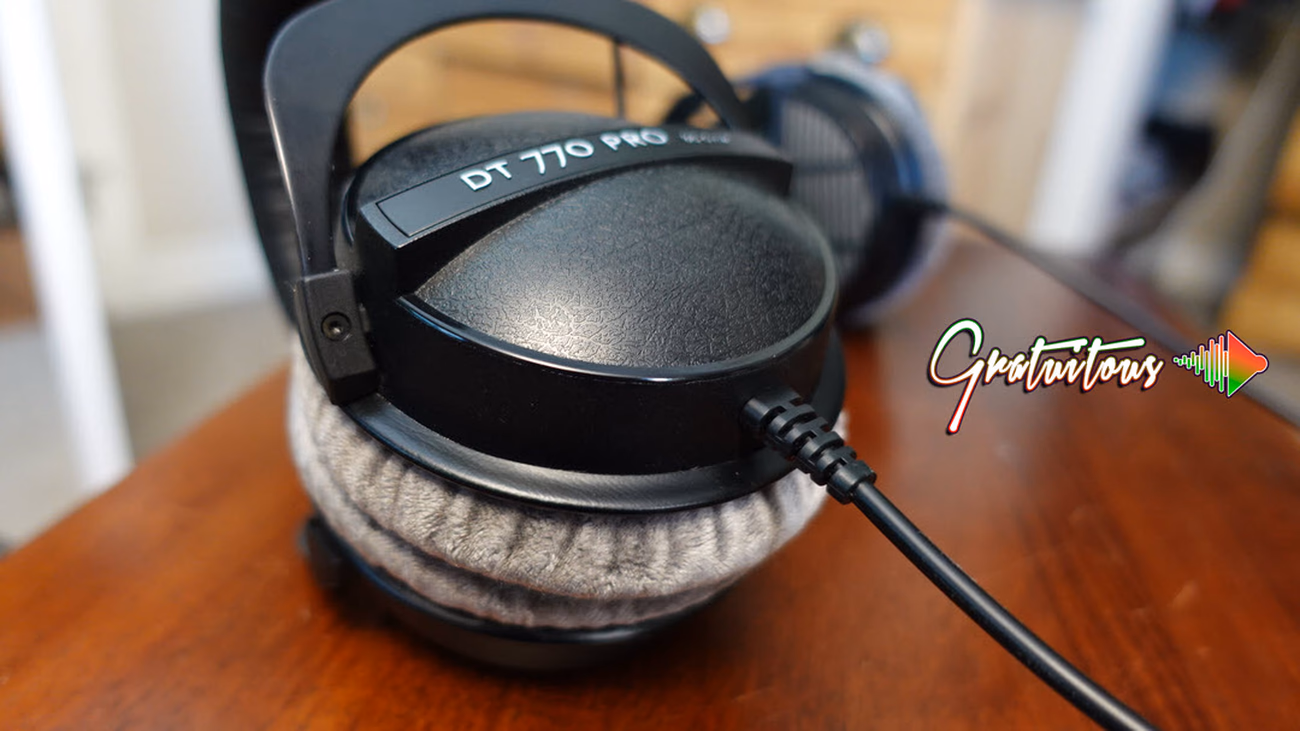 Showing a headphone with a cable that is not removable (non-removeable cable)